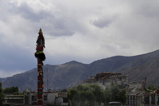 藏区独特经幡与远山景观