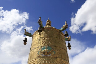 藏式经筒 蓝天白云下的信仰