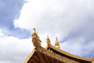 金顶寺庙屋檐 蓝天相伴