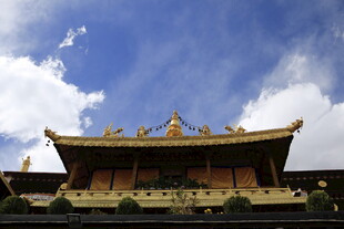 中式古建筑 蓝天白云下