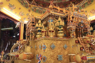 华丽精致的宗教供奉台