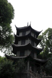 中式古亭隐于葱郁林木间