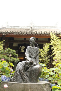 庭院中的人物雕塑