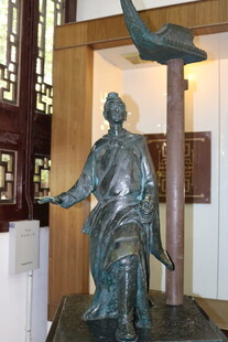 室内人物雕像展示