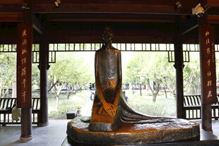 古亭内的精美佛像雕塑