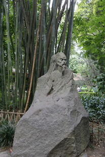 竹林中的古人石像