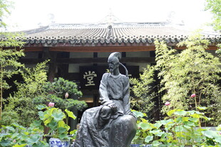 庭院中的古典人物雕像