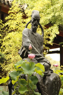 古雅荷间老者雕像