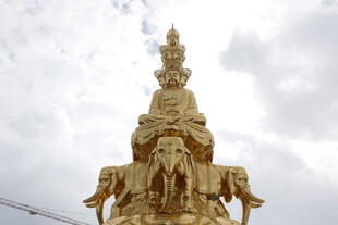 金色群象驮塔雕塑