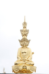 金色佛像造型庄严