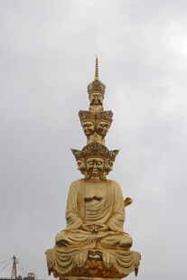 金色佛像雕塑特写