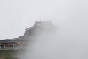 云雾缭绕中的古建筑