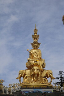 金色多面佛像庄严矗立