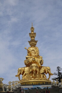 金色六牙象驮菩萨雕像