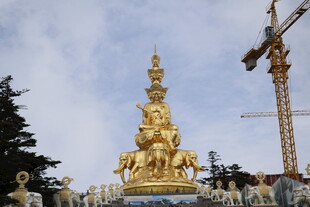 金色佛像与施工场景