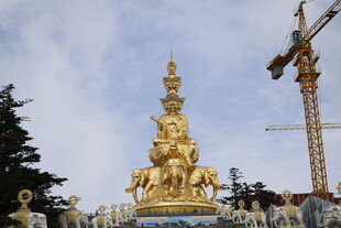 金色佛像雕塑施工现场