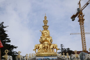 金色佛像雕塑在建场景