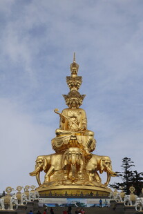 金色多面佛像庄严矗立