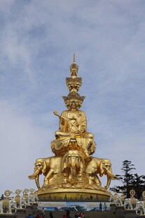 金色六牙象驮佛塔雕塑