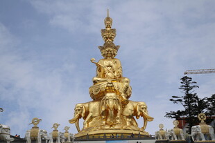 金色宏伟佛像雕塑