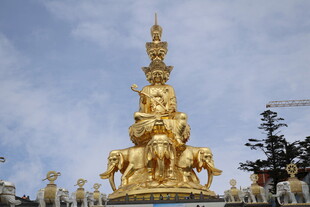 金色多兽雕塑 屹立蓝天之下