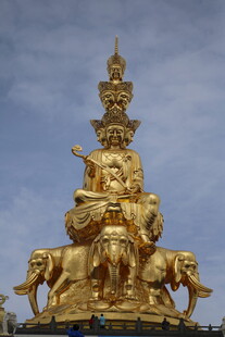 金色多面佛像坐于象背