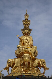 金色佛像坐于象背之上