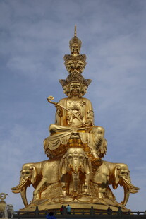 金色多面佛像与大象造型