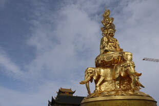 金色华丽雕塑 蓝天白云背景