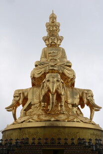 金色普贤菩萨骑象雕像