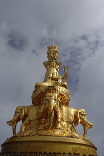 金色雕塑顶端的精美造型