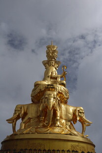 金色雕塑 尽显华丽庄严