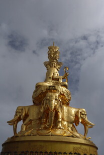 金色雕塑 尽显艺术之美