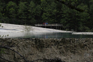 山间静谧小湖与周边景致