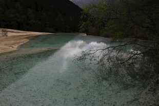 清澈溪流中的白色水花