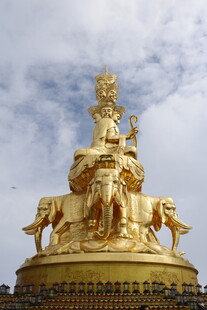 金色宏伟佛像雕塑