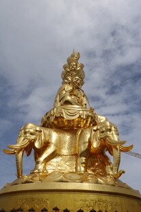 金色普贤菩萨坐骑雕像