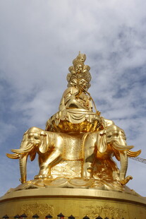 金色佛像坐于象背之上