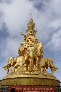 金色多尊神像雕塑