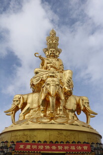 金色多面佛像雕塑