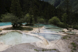 梦幻多彩的山间温泉景观