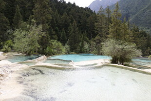 梦幻蓝白相间的山间彩池