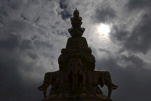 阴云下的神秘大象塔