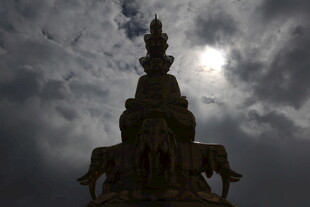 逆光下的佛塔与灰暗天空