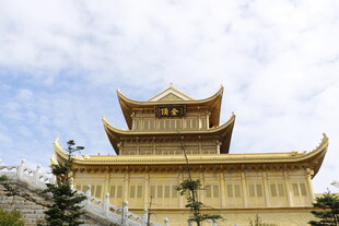 金色多层古建筑