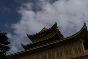 中式古建筑屋顶 云影相伴