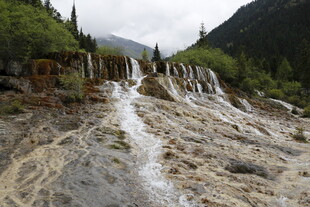 山间多彩钙化瀑布景观