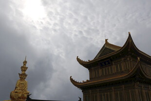 中式古建筑与阴沉天空