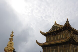 中式古建筑屋顶与金塔