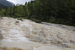 壮观的山间瀑布景观